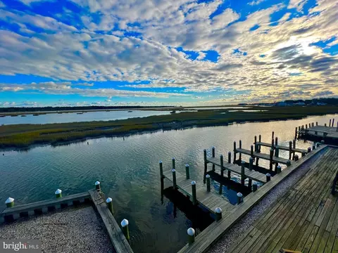 7159 Piney Island Rd #4, Chincoteague Island, VA 23336