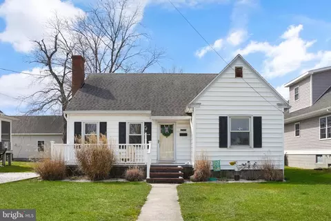 6326 Mumford St, Chincoteague Island, VA 23336
