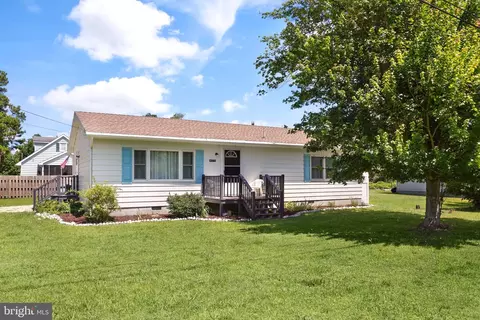 4175 Division St, Chincoteague Island, VA 23336