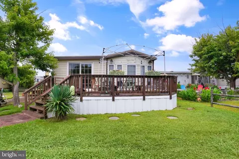 8261 Bay View Ln, Chincoteague Island, VA 23336