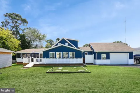 3328 Willow St, Chincoteague Island, VA 23336
