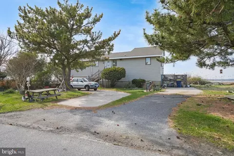 4521 Main St, Chincoteague Island, VA 23336