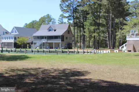800 Castaway Dr, Greenbackville, VA 23356