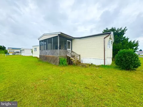 8272 Sea Bird Dr, Chincoteague Island, VA 23336