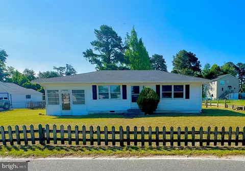 3434 Willow St, Chincoteague Island, VA 23336