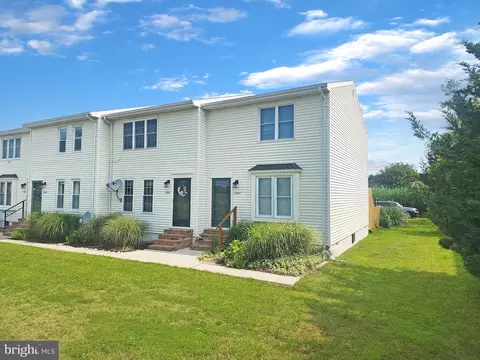 7207 Bunting Rd, Chincoteague Island, VA 23336