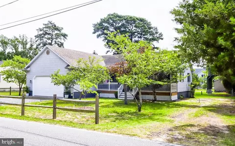 3340 Willow St, Chincoteague Island, VA 23336