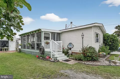 8243 Sea Breeze Dr, Chincoteague Island, VA 23336
