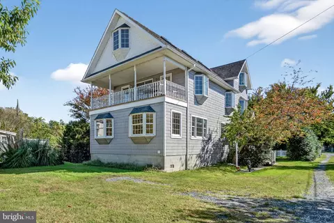 6045 Tarr St, Chincoteague Island, VA 23336