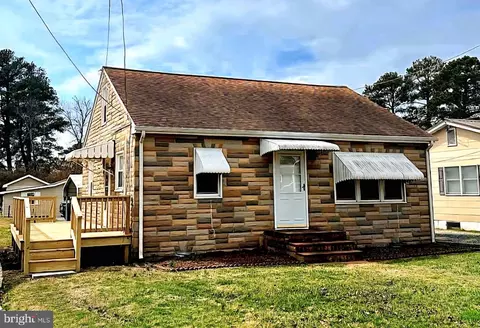 7158 Bunting Rd, Chincoteague Island, VA 23336