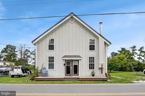 5277 Main St, Chincoteague Island, VA 23336