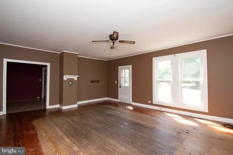 Living - 15271 Waterfield St, Painter, VA 23420 photo 2 of 3