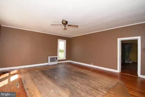 Living - 15271 Waterfield St, Painter, VA 23420 photo 1 of 3