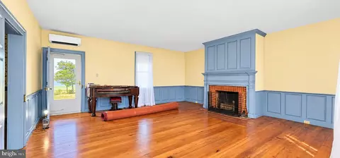 Living - 35257 Cats Point Ln, Quinby, VA 23423 photo 3 of 5