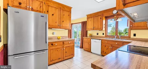 Kitchen - 35257 Cats Point Ln, Quinby, VA 23423 photo 3 of 4