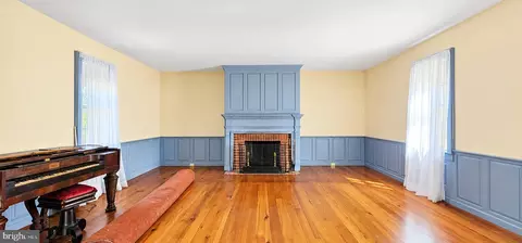 Living - 35257 Cats Point Ln, Quinby, VA 23423 photo 2 of 5