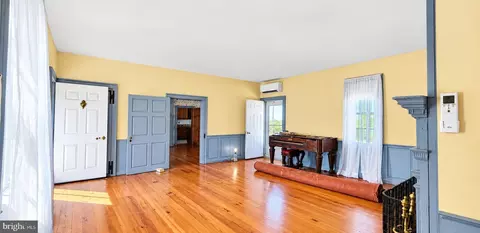 Living - 35257 Cats Point Ln, Quinby, VA 23423 photo 4 of 5