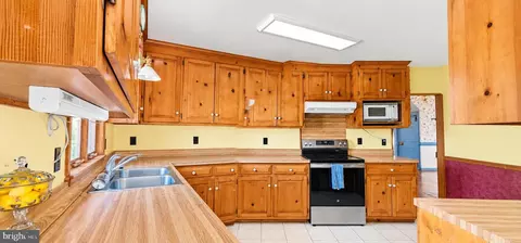 Kitchen - 35257 Cats Point Ln, Quinby, VA 23423 photo 2 of 4