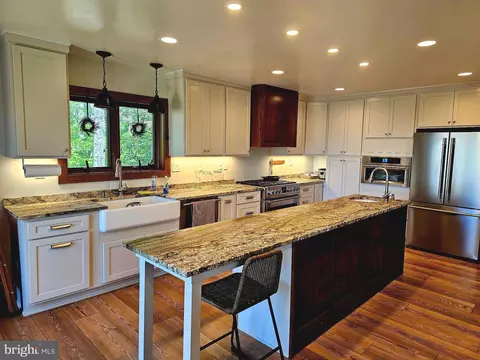 198 Hemlock Dr, Roseland, VA 22967
