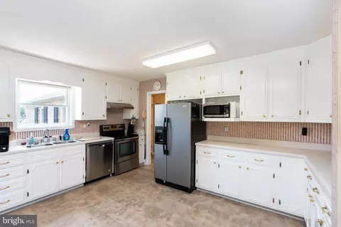 Kitchen - 1802 N River Rd, Mount Solon, VA 22843 photo 2 of 2