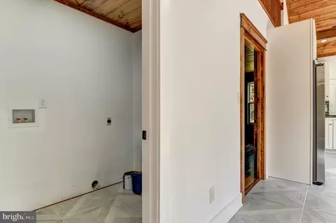 Entry Way - 577 S Main St, Amherst, VA 24521 photo 4 of 7