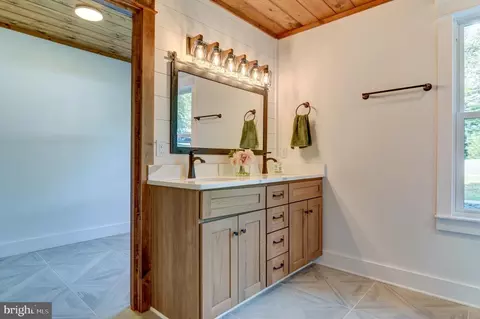 Bath - 577 S Main St, Amherst, VA 24521 photo 4 of 5