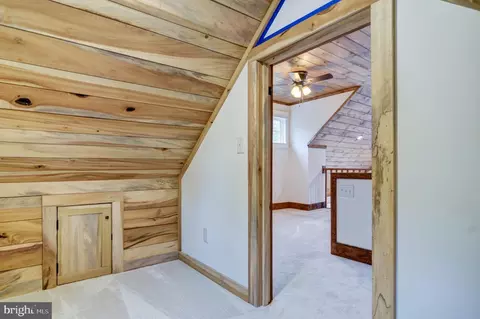 Entry Way - 577 S Main St, Amherst, VA 24521 photo 6 of 7