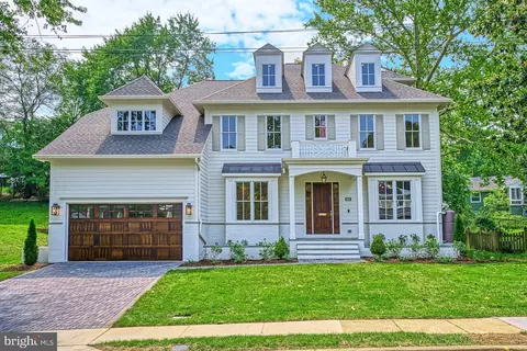 5622 33rd St N, Arlington, VA 22207