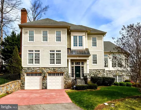 3807 Wakefield St N, Arlington, VA 22207