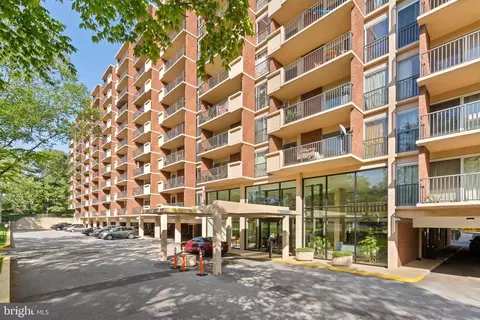 1300 Army Navy Dr #409, Arlington, VA 22202