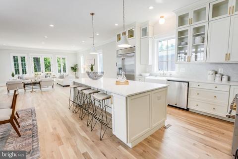 5706 4th St N, Arlington, VA 22205
