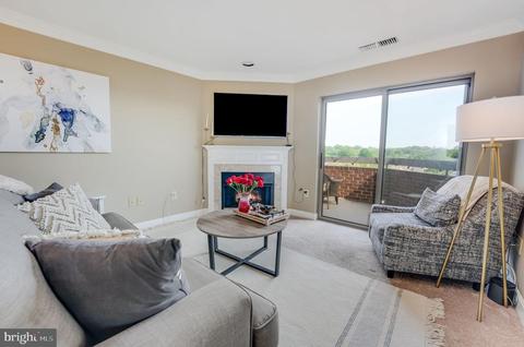 1050 N Stuart St #809, Arlington, VA 22201