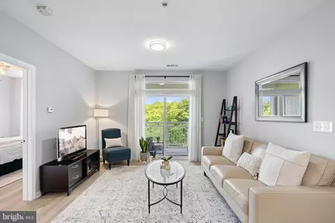 801 S Greenbrier St #319, Arlington, VA 22204