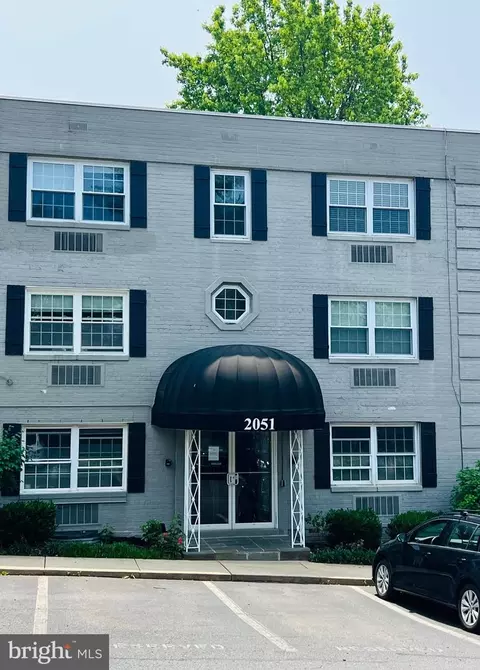 2051 N Woodstock St #102, Arlington, VA 22207
