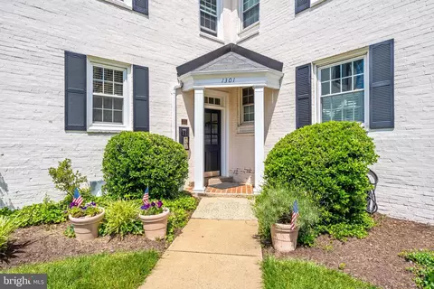1301 S Walter Reed Dr #201, Arlington, VA 22204