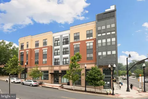 989 S Buchanan St #213, Arlington, VA 22204