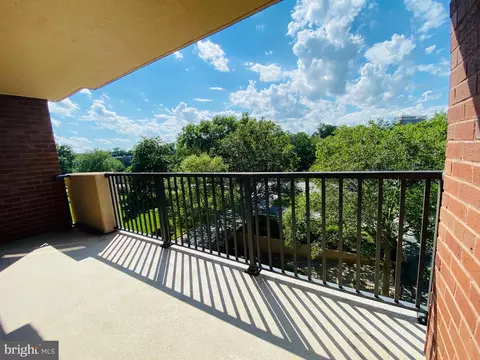 1300 Army Navy Dr #401, Arlington, VA 22202