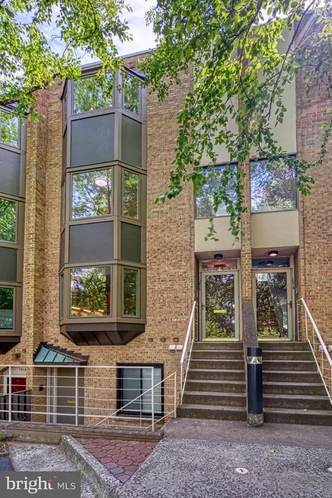 1215 N Nash St #1, Arlington, VA 22209