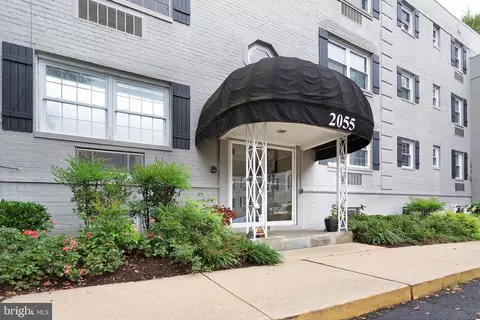 2055 N Woodstock St #101, Arlington, VA 22207