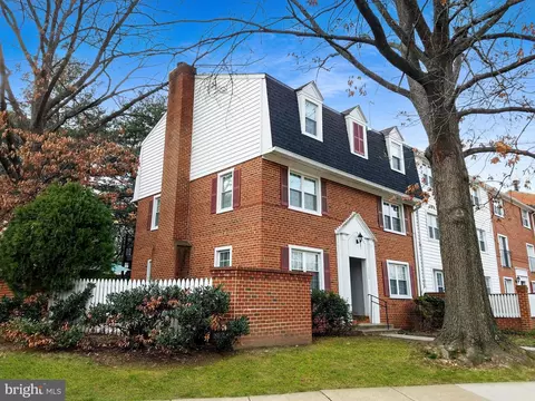 2709 S Walter Reed Dr #B, Arlington, VA 22206