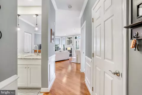 2330 14th St N #303, Arlington, VA 22201
