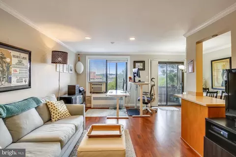 1593 N Colonial Ter #205-X, Arlington, VA 22209