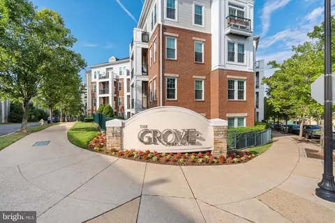 2465 Army Navy Dr #1-102, Arlington, VA 22206