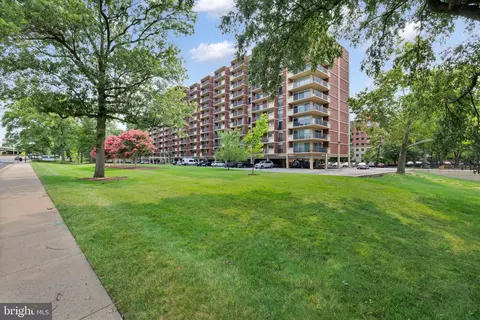 1300 Army Navy Dr #1023, Arlington, VA 22202