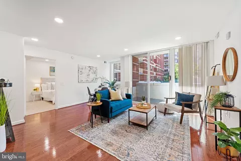 880 N Pollard St #301, Arlington, VA 22203