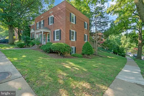 4882 28th St S #B, Arlington, VA 22206
