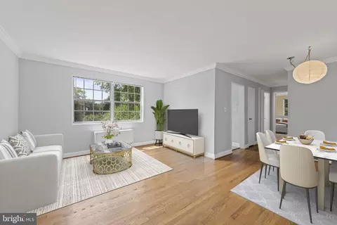 2055 N Woodstock St #201, Arlington, VA 22207