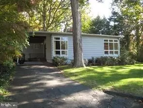 2909 N Dinwiddie St, Arlington, VA 22207
