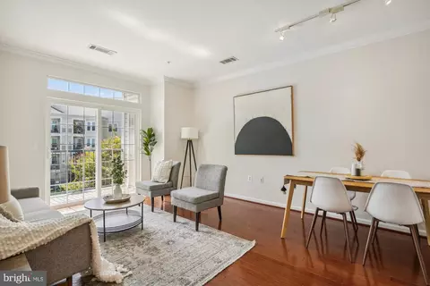 2055 26th St S #5-204, Arlington, VA 22206