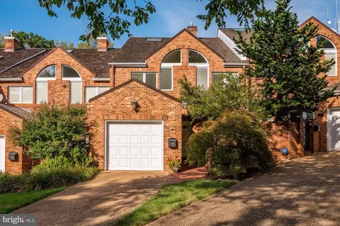 2453 N Wakefield Ct, Arlington, VA 22207